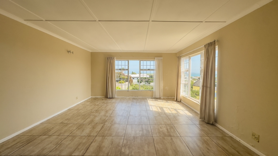 8 Bedroom Property for Sale in Middedorp Western Cape